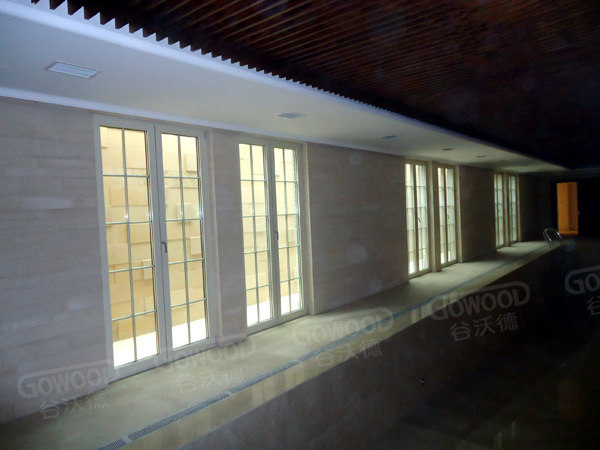 香山清琴泳池一侧